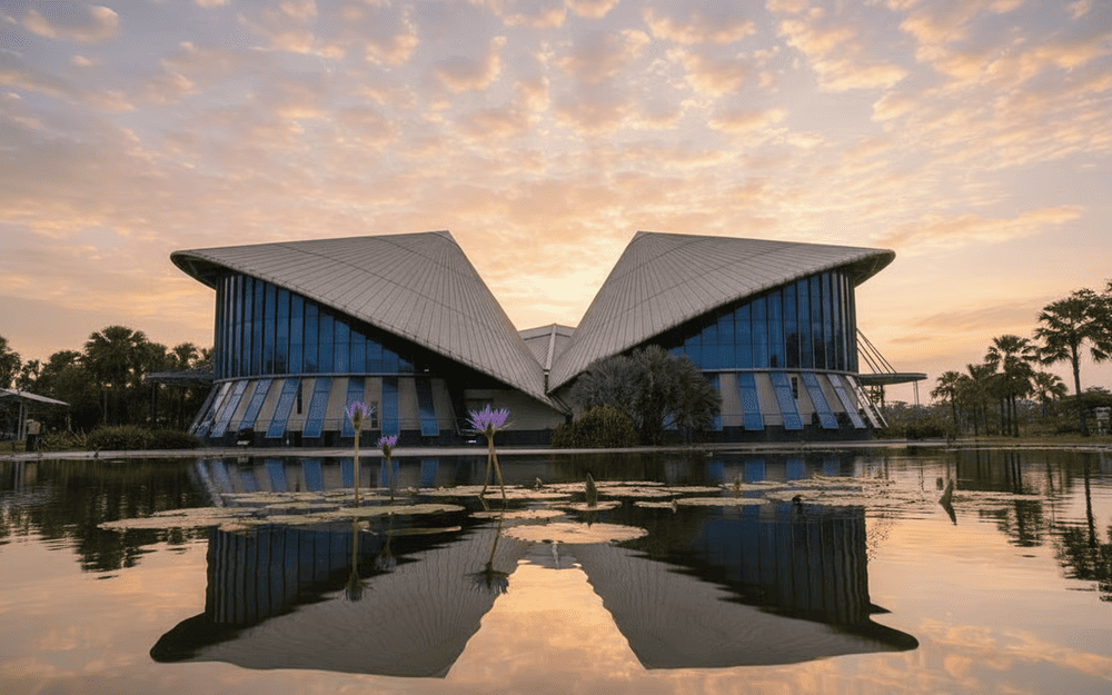 Khu vực mặt tiền nhà hát